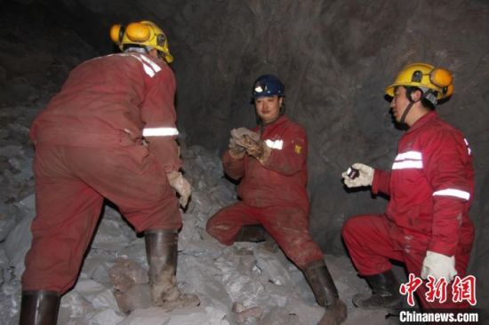 圖為甘肅嘉峪關(guān)酒鋼集團(tuán)鏡鐵山礦工作人員謝生瑞在井下作業(yè)。(資料圖)受訪者供圖