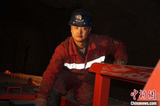鏡鐵山礦位于祁連山南山山脈中段，是一個(gè)高海拔、高山型井下礦山，空氣稀薄，自然條件惡劣。圖為謝生瑞在礦區(qū)。(資料圖)受訪者供圖